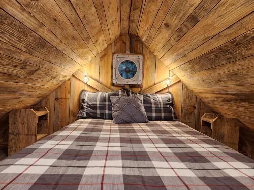 Raelean - A unique off-grid tiny cabin