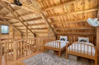 The Rustic Retreat: Elegant cabin with WiFi & AC in an enchanting location!