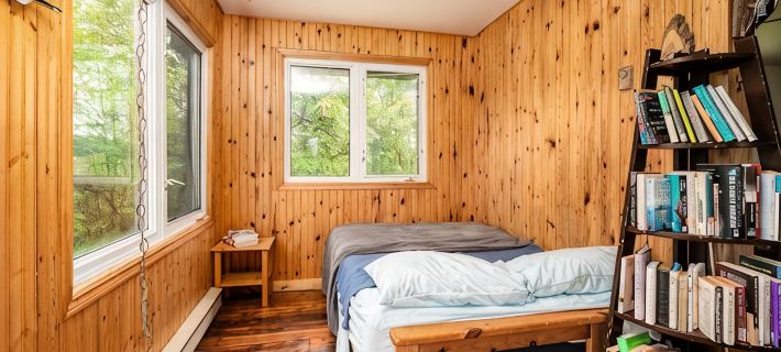 Secluded 3 bedroom bungalow on the Saugeen River with 85-acres. Hotels in Bruce County