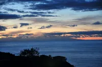 Comfortable home with a beautiful blooming garden and a view of the Atlantic - Uima-altaat