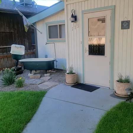 Immaculate, homey and perfectly located for your stay in downtown Ennis.