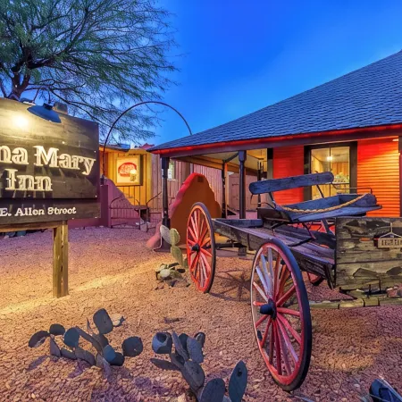 China Mary Inn: "Doc Holliday Suite" Charming 2-bedroom in heart of Tombstone