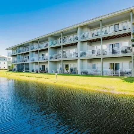 Spacious Condo by the Beach! Beautiful Lagoon Views and Close to Restaurants!