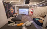 The Biggest Little House in Reno Midtown! Cozy Home Theatre  & Backyard BBQ - Bungalows