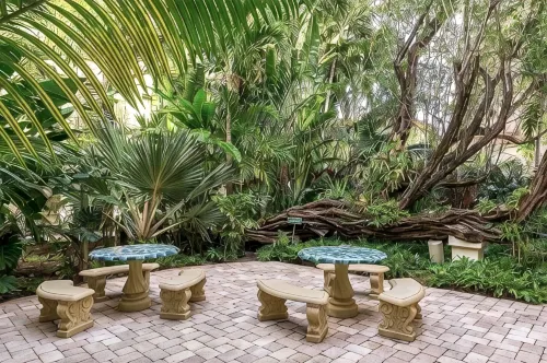 Heart of Palm Beach - free parking included, security safe, next to Breakers - Homestays
