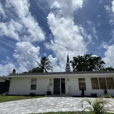 RESORT-STYLED 3 BDR HOME -HEATED POOL -UNDER A MILE FROM THE BEACH Huge Backyard