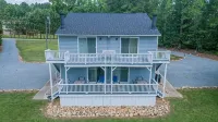 LAKE FRONT WITH GORGEOUS VIEWS & SPACIOUS BACKYARD + LOTS OF AMENITIES - Wifi
