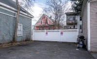 Spacious 3BDR/4Bed apartment with King + Queen beds, WiFi, AC in Downtown Salem - Condos