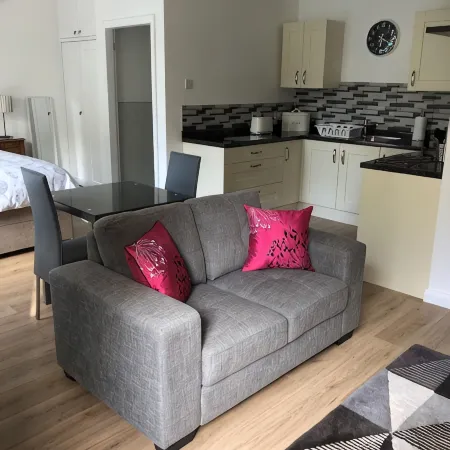 Spacious Studio Apartment with en-suite, full kitchen and private entrance Các khách sạn ở Roybridge