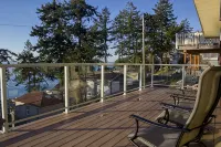 Cozy Camano Island Retreat & Gallery w/beach access.
