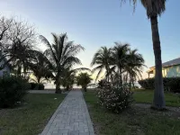 Chic 2-bedroom condo in brilliant Bimini Bay, steps from the Beach, WiFi, AC