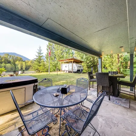 Jay's Salmon Run RetreatBreathtaking Riverfront Views-Hot Tub, Firepit, Pinball