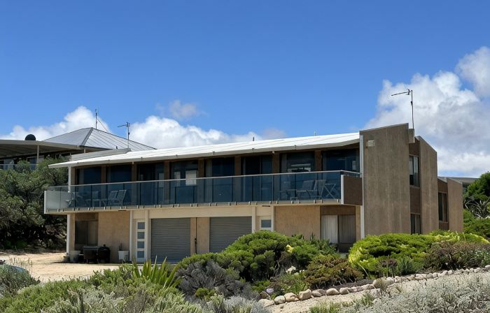 Absolute Beachfront on the cliff with easy stair access to the beach (BYO LINEN)