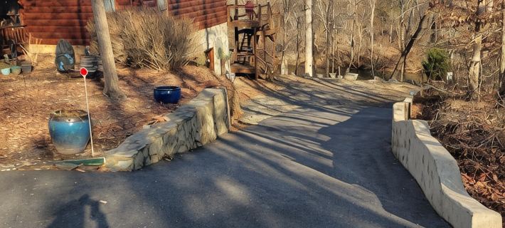 Roomy entire private lower level of log cabin on Green River, 6 min to TIEC. Hotels in Polk County