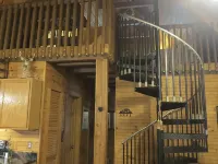 Rustic Cedar Cabin Hotels in Piper Gap