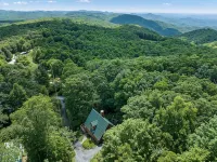 Cabin Near Br/Boone, Fire Pit, Wifi, Secluded, Nearby Hikes, and Views!!