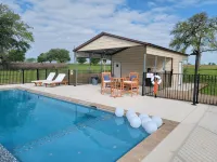 Queens Hotel- a cozy studio cottage in the country. Pool and hot tub. - Pools