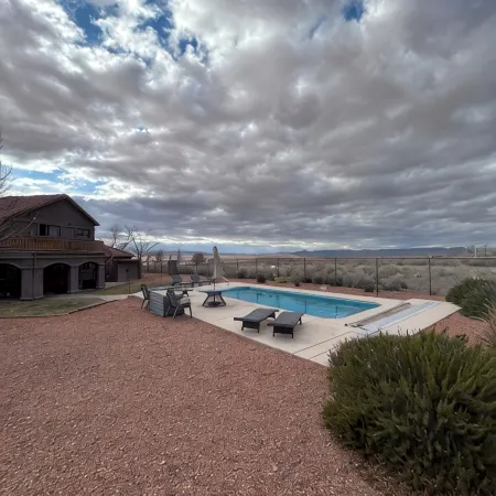 Heated Pool.Panoramic Views•4 Bed 2.5 Ba•Central Location