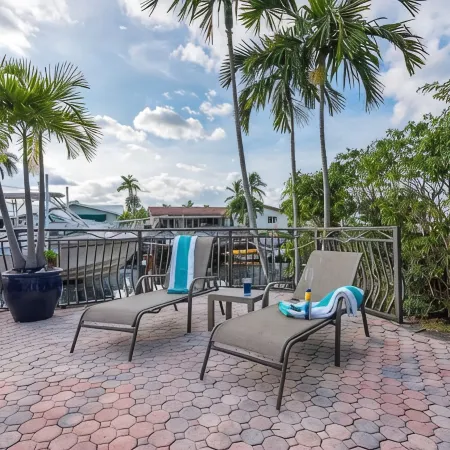 Palm Villa: New Remodel / Waterfront / Salt Water Pool!