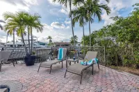 Palm Villa: New Remodel / Waterfront / Salt Water Pool!