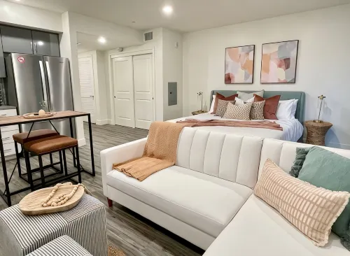 Dogs Stay Free • Luxe Downtown Apt • King Bed • Garage Parking • In-Unit W/D