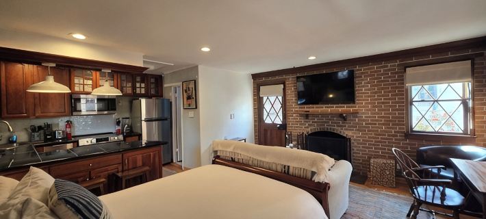 Washington Family Property, Upper Carriage House in Old Town on 107 S Lee Street Hotels in Alexandria