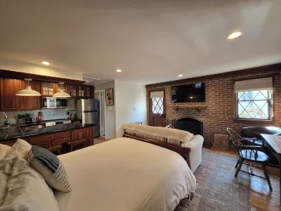 Washington Family Property, Upper Carriage House in Old Town on 107 S Lee Street Hotels in 