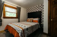 Boho Cabin w/ Hot Tub.  Private & Cozy Escape - homestay