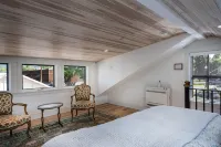 Charming Loft Bedroom Cottage in Downtown White, 1 block away from everything - Homestays