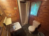 Cabin 3 'Kingfisher' 1 Br, 2 pp, Overlooks Lake, Access to Boats!