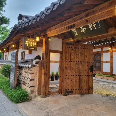 Jeonju Pungnamheon Hanok Stay Отели рядом с достопримечательностью «Музей королевских портретов»
