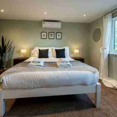 Hot tub, games room & cinema in Bournemouth Rooms