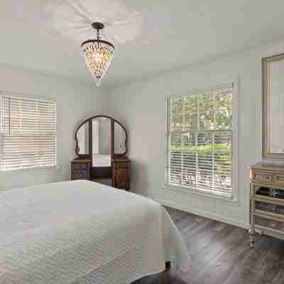 Oaks & Ocean Cottage - 3 Min from the Ocean,  Restaurants and Shops Rooms