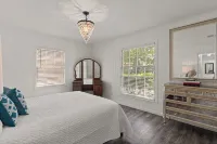 Oaks & Ocean Cottage - 3 Min from the Ocean,  Restaurants and Shops - 4-Star