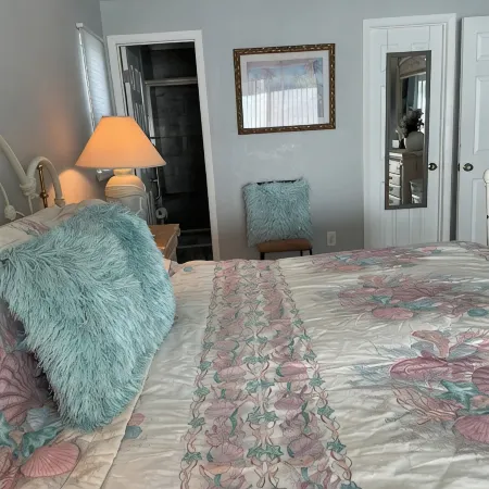 Warm and Cozy Home in Quiet Neighborhood!! LLC