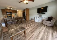 Cozy 1-bedroom condo in charming Village of Four Seasons with WiFi, fitness room - Homestays