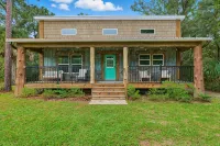 Sea Cow Retreat - Near Springs + Porch, Covered Deck & Fire Pit - 3성급