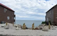 Unplug and unwind at this cottage on Lake Erie bluff