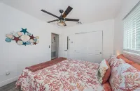 Charming bungalow minutes away from the BEACH, local restaurants & shops. - Bungalows