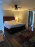 Stay downtown within walking distance of restaurants, shopping, and breweries! - 3 ดาว