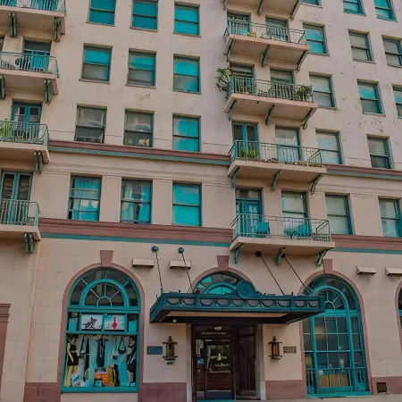 Chic Condo w Parking, AC and Steps to Beach and Convention Center
