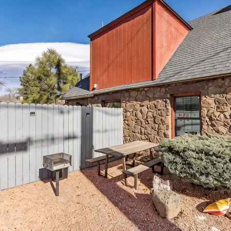 NoHo Stone Bungalow w/AC, W/D, 2 Smart TVs w/Speedy WiFi at Forest & Beaver St