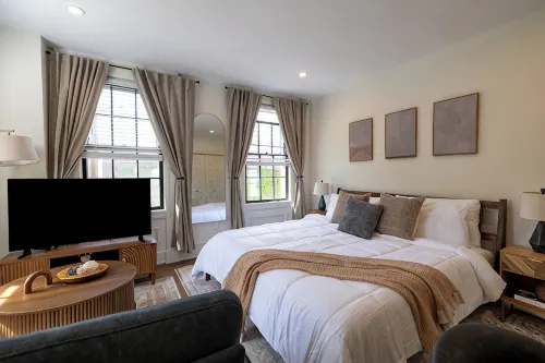Full House · Huge 6BR 3Bath Retreat on College Hill. Rare Find! - Bungalows