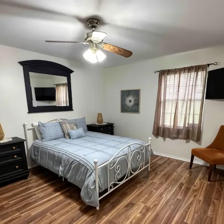 The Corner View: Cute, Clean and Cozy Home!