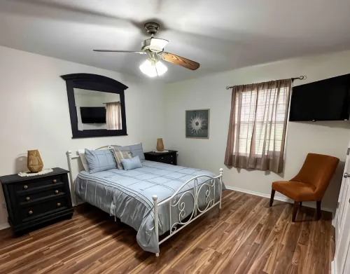 The Corner View: Cute, Clean and Cozy Home!