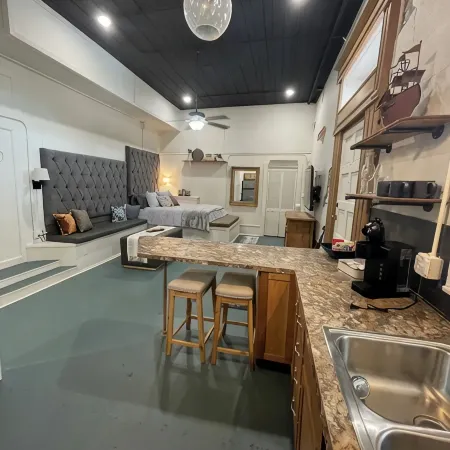 The Nook at Main Street Suites: Cozy studio apt in downtown Van Buren, AR