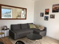 Beautiful and bright apartment with lovely view of Cassis Bay and feet in water - balcón