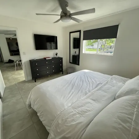 Modern lakeside pool home near hardrock and fll airport