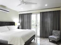 The Elephant Castle: Beach front Penthouse - Condos