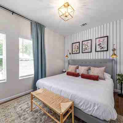Charming 3-bedroom house <5 minutes away from Downtown Macon Rooms